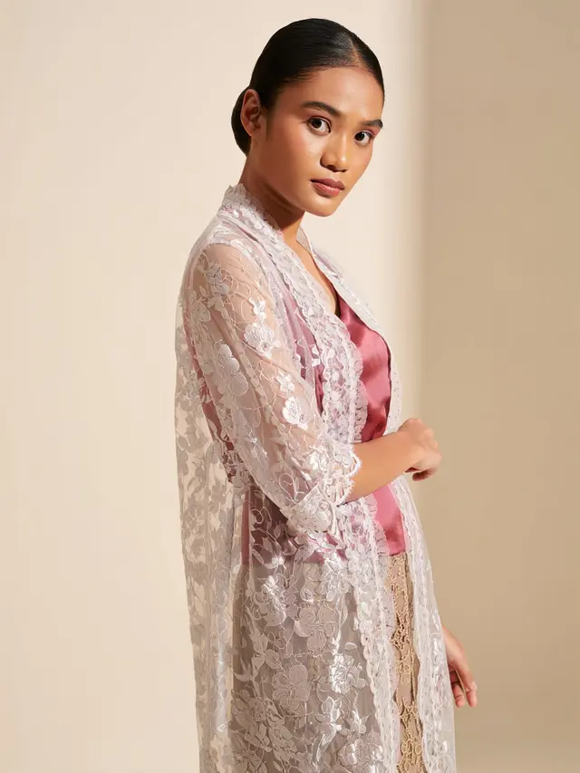 Model Kebaya Brokat Lengan 3/4