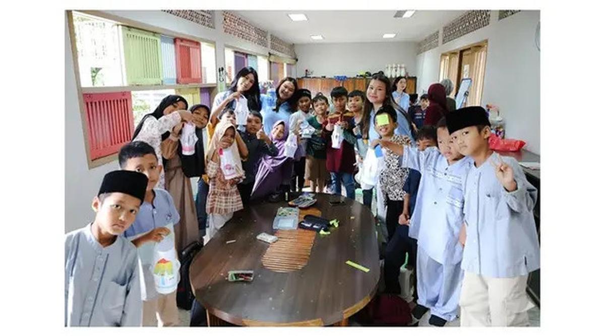 6 Potret Almira Yudhoyono Jadi Volunteer di Rumah Pintar Cikeas, Ramadhan Penuh Makna