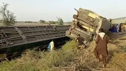 Gambar dari video ini, menunjukkan kereta setelah tabrakan di Ghotki, Pakistan, Senin (7/6/2021). Kecelakaan terjadi ketika kereta Millat Express yang berjalan dari Karachi menuju Sargodha, tergelincir. Kereta itu kemudian ditabrak oleh Sir Syed Express yang melaju dari arah berlawanan.  (AP Photo)