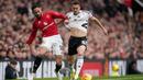 Pemain Manchester United, Matheus Cunha (kiri) berduel dengan pemain Fulham, Timothy Castagne di Old Trafford, Minggu (1/2/2026) malam WIB. (AP Photo/Dave Thompson)