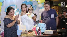 Artis peran Mikha Tambayong meniup lilin pada perayaan ulang tahunnya ke 23 di kawasan Tebet, Jakarta, Jumat (15/9). Perayaan ulang tahun Mikha dihadiri keluarga, teman dekat dan fans, Mikha Lovers. (Liputan6.com/Herman Zakharia)