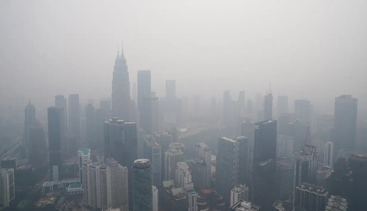 Pemandangan saat kabut asap menyelimuti Kuala Lumpur, Malaysia, Rabu (18/9/2019). Kebakaran hutan Indonesia menyebarkan kabut asap hingga Malaysia dan Singapura. Menurut BMKG, kabut asap akibat kebakaran hutan di Indonesia terbawa angin ke Malaysia dan Singapura. (AP Photo/Vincent Thian)