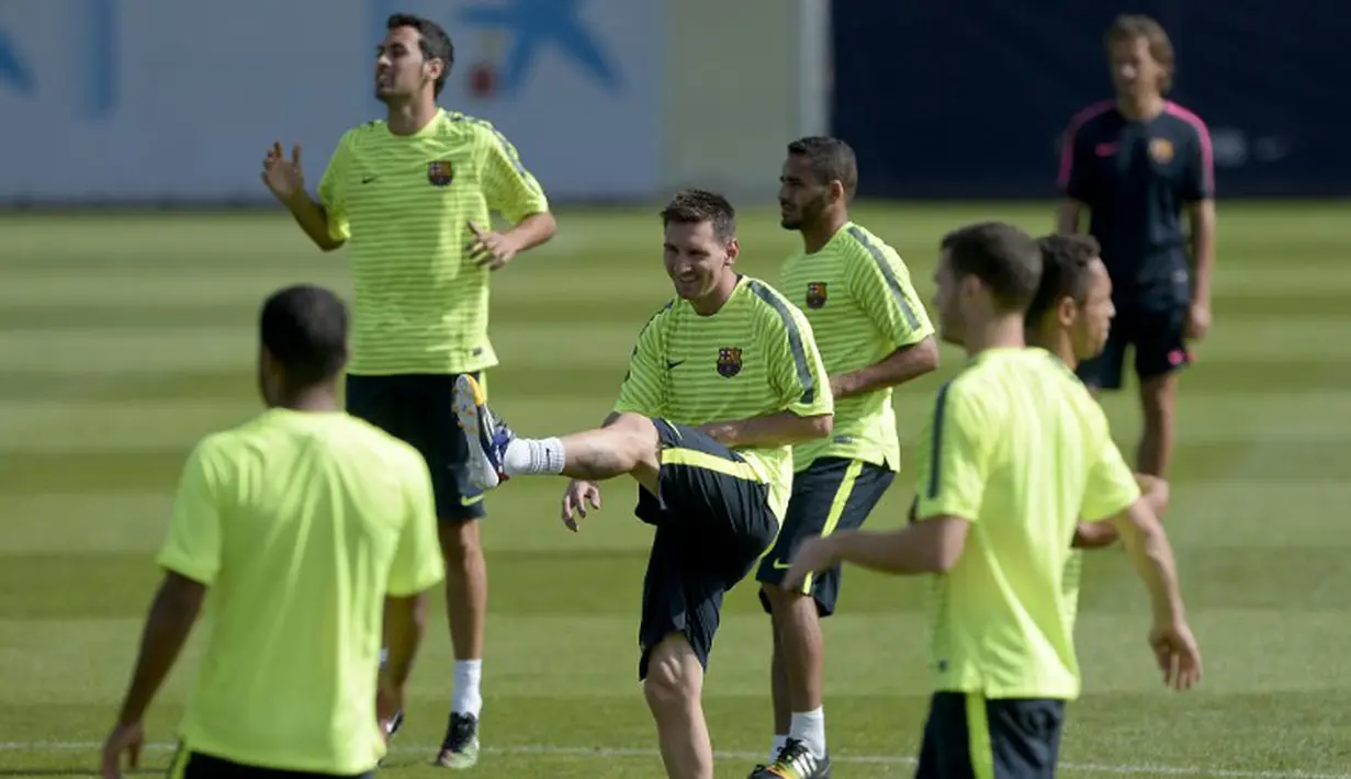 Pemain depan Barcelona, Lionel Messi (tengah), ikut dalam sesi latihan jelang berlaga kontra APOEL FC di St Joan Despi, (16/9/2014). (AFP PHOTO/Josep Lago)