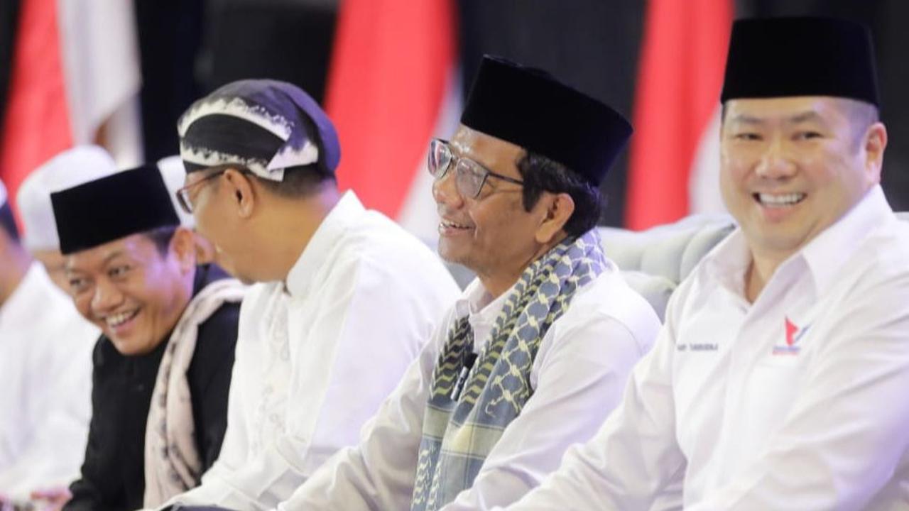 Sontak pertanyaan itu membuat Mahfud tergelitik. Sambil tertawa kecil, Mahfud menjelaskan alasan tidur di kuburan China saat itu.