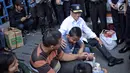 Menhub Budi Karya Sumadi (kanan) berbincang dengan penumpang saat meninjau kesiapan arus balik Lebaran di Terminal Kampung Rambutan, Jakarta, Selasa (19/6). (Liputan6.com/Faizal Fanani)