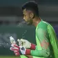 Kiper Timnas Indonesia, Aqil Savik, melepas dahaga saat melawan Thailand pada laga PSSI 88th U-19 di Stadion Pakansari, Jawa Barat, Minggu (23/9/2018). Kedua negara bermain imbang 2-2. (Bola.com/Vitalis Yogi Trisna)