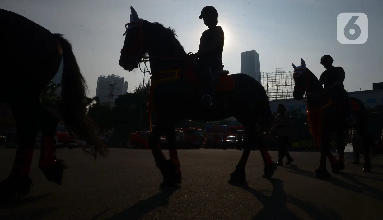 Personel Polisi berkuda mengikuti apel gelar pasukan Operasi Lilin Jaya 2021 di lapangan Polda Metro Jaya, Jakarta, Kamis (23/12/2021). Dalam pelaksanaannya operasi ini melibatkan 17.7212 personel pengamanan gabungan DKI mulai 23 Desember 2021 - 2 Januari 2022. (merdeka.com/Imam Buhori)