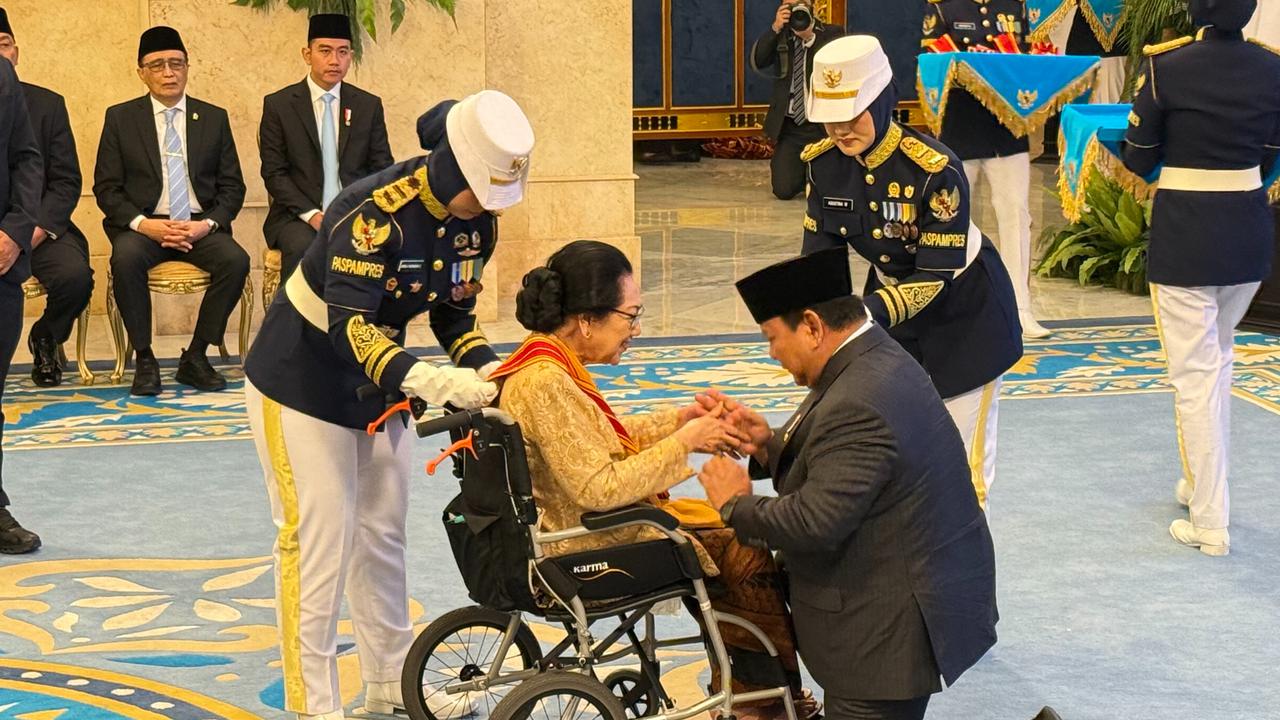 Momen Prabowo Berlutut saat Sematkan Tanda Kehormatan ke Adik Bu Tien Soeharto dan Sesepuh TNI