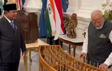 Kala PM Modi Unjuk Skill Main Angklung di Hadapan Presiden Prabowo