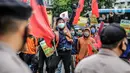 Pekerja alih daya (outsourcing) maskapai penerbangan Lion Air saat menggelar unjuk rasa di Gedung Lion Tower, Jakarta, Senin (13/7/2020). Aksi yang diikuti ratusan orang ini menuntut hak yang disebut belum dibayarkan oleh manajemen perusahaan. (Liputan6.com/Faizal Fanani)