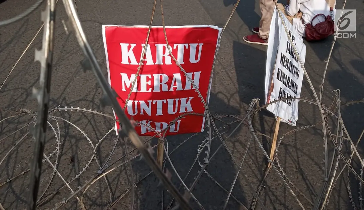 Kawat berduri dipasang saat unjuk rasa ratusan massa di Perempatan Jalan Pahlawan Semarang,  Jumat (10/5). Mereka menuntut kejujuran penghitungan suara KPU pada Pemilu 2019. (Liputan6.com/Gholib)