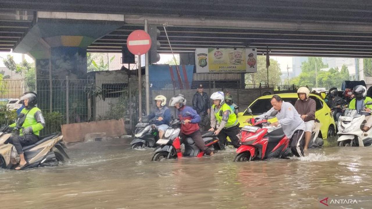 Ratusan Kendaraan Mogok Usai Terobos Banjir di Puri Kembangan, Ada yang Terjebak di Kolong Tol