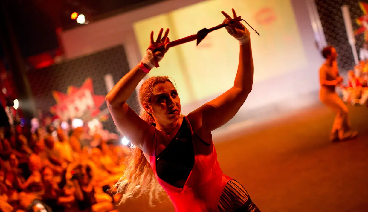 Pekerja seks memamerkan busana koleksi Daspu dalam Festival Wanita Sedunia di Rio de Janeiro, Brasil, Minggu (18/11). Daspu didirikan untuk melawan diskriminasi terhadap profesi pekerja seks di Brasil. (AP Photo/Silvia Izquierdo)