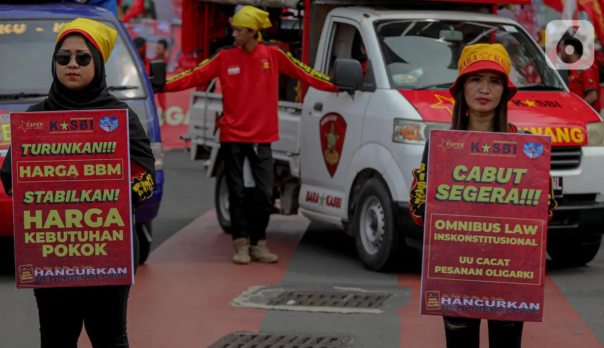 Massa buruh yang tergabung dalam Gerakan Buruh Bersama Rakyat (GEBRAK) menggelar demo di kawasan di Patung Kuda, Jakarta Pusat, Kamis (20/10/2022). Mereka menuntut harga bahan bakar minyak (BBM) diturunkan hingga mendesak pemerintah mencabut UU Cipta Kerja (Ciptaker). (Liputan6.com/Faizal Fanani)