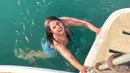 <p>Lihat betapa menyenangkannya Priyanka Chopra menghabiskan hari liburnya. Berenang di laut memperlihatkan bare face Priyanka yang justru tampak semakin cantik. Foto: Instagram.</p>