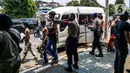 Aparat kepolisian mengamankan sejumlah remaja yang berkumpul di Kawasan Palmerah, Jakarta, Kamis (8/10/2020). Dari hasil pemeriksaan, mereka turun ke jalan karena mendapatkan undangan dari media sosial untuk melaksanakan aksi unjuk rasa di sekitar DPR. (Liputan6.com/Faizal Fanani)