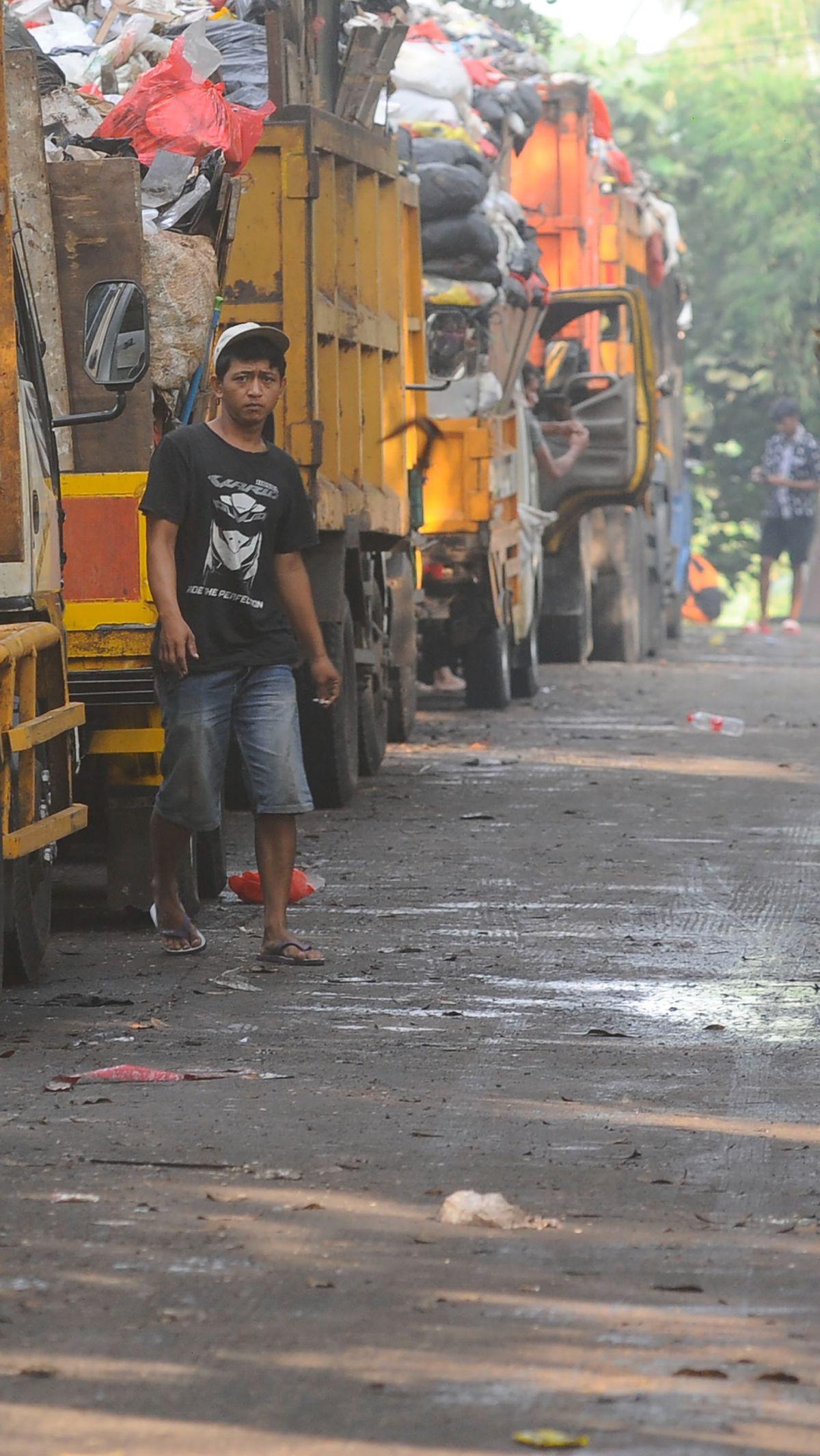 Antrean truk tampak mengular di TPA Cipayung untuk menunggu antrean pembuangan sampah.&nbsp;Merdeka.com/Arie Basuki