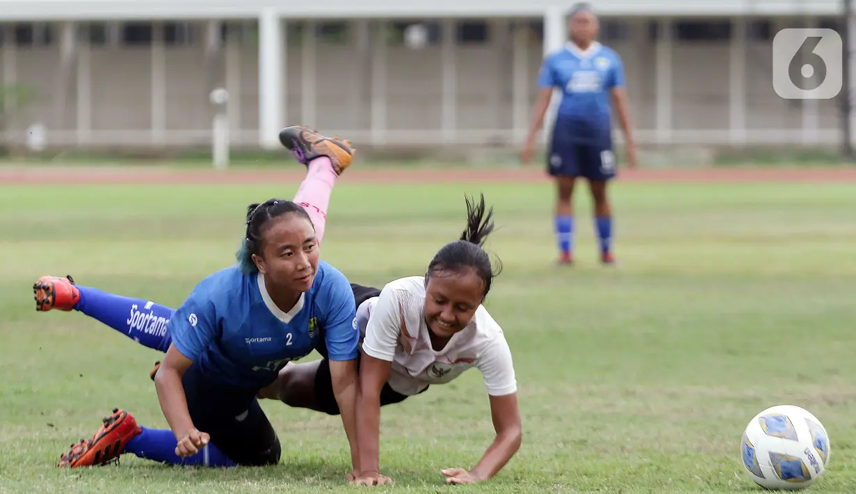 Latih tanding antara Timnas putri Indonesia melawan tim putri Persib di Stadion Madya, Kompleks Gelora Bung Karno, Jakarta, Kamis (13/1/2022). Latih tanding ini sebagai persiapan Timnas putri Indonesia berlaga di ajang Piala Asia Wanita 2022. (Liputan6.com/Helmi Fithriansyah)