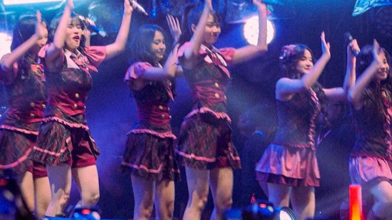 Selama berjalannya acara, personel JKT 48 satu per satu memperkenalkan diri bikin salfok para fansnya.