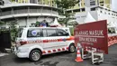 Mobil ambulans melewati pintu masuk saat mengantarkan pasien Covid-19 ke Rumah Sakit Darurat Covid (RSDC) Rusun Pasar Rumput, Jakarta, Senin (2/8/2021). Sebanyak 466 pasien Covid-19 masih menjalani perawatan di tower RSDC-19 Rusun Pasar Rumput hingga Senin (2/8) ini. (merdeka.com/Iqbal S Nugroho)