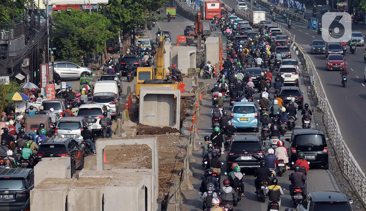 <p>Alat berat yang tengah mengerjakan proyek pembangunan saluran air (drainase) berada di tengah Jalan KH. Abdullah Syafei, Jakarta, Kamis (13/7/2023). Proyek pembangunan drainase membuat lalu lintas tersendat karena terjadi penyempitan jalan dan pengendara yang melintas harus mengurangi kecepatannya. (merdeka.com/Imam Buhori)</p>
