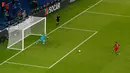 Penyerang Portugal Cristiano Ronaldo  saat menendang tendangan pinalti saat pertandingan lanjutan piala Eropa 2016 grup F di Parc des Princes, Prancis, (19/6). Ronaldo gagal mencetak gol pada pertandingan ini. (REUTERS/Christian Hartmann)