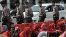 Petugas berjaga saat aksi Peringatan 20 Tahun Reformasi di depan Istana Merdeka, Jakarta, Minggu (20/5). Dalam aksinya massa KOMITMEN menyerukan berbagai tuntutan, antara lain mewujudkan demokrasi yang lebih adil dan jujur. (Merdeka.com/Iqbal S Nugroho)