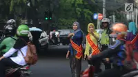 Personel Polisi Wanita (Polwan) Polres Jakarta Timur mengenakan pakaian kebaya saat mengatur arus lalu lintas di Jalan Otista Raya, Jatinegara, Jumat (20/4). Kegiatan tersebut dilakukan dalam rangka memperingati Hari Kartini. (Merdeka.com/Imam Buhori)