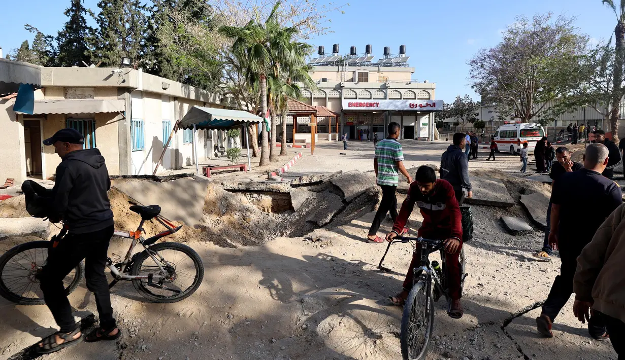 Badan Pertahanan Sipil Gaza juga mengatakan bahwa serangan Israel terjadi di daerah sekitar Rumah Sakit Eropa di Khan Yunis. Militer Israel mengklaim serangan itu mengenai pusat komando dan kendali Hamas. (Eyad BABA/AFP)