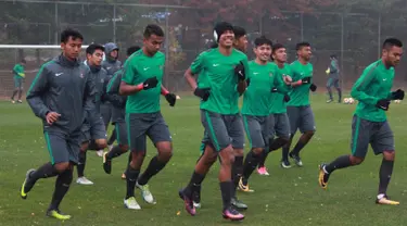 Pemain Timnas Indonesia U-19 melakoni sesi latihan di Paju, Korea Selatan, Jumat (11/3). Latihan ini jelang laga ketiga Grup F kualifikasi Piala Asia U-19 2018 melawan Korea Selatan di Paju Public Stadium, Paju, Sabtu (12/3). (Liputan6.com/Dok PSSI)