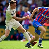 Gelandang Nottingham Forest asal Skotlandia #08, Elliot Anderson, melanggar gelandang Crystal Palace asal Inggris #20, Adam Wharton, dalam pertandingan&nbsp;Premier League Inggris antara Crystal Palace dan Nottingham Forest di Selhurst Park, London selatan, pada 24 Agustus 2025. (Ben STANSALL/AFP)