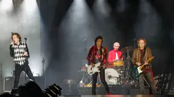 Penampilan Mick Jagger (kiri), Ronnie Wood (dua kiri), Charlie Watts (dua kanan), dan Keith Richards saat konser Rolling Stones dalam tur 'No Filter' di Soldier Field, Chicago, Amerika Serikat, Jumat (21/6/2019). Ini merupakan konser pertama Jagger setelah operasi jantung. (Kamil Krzaczynski/AFP)