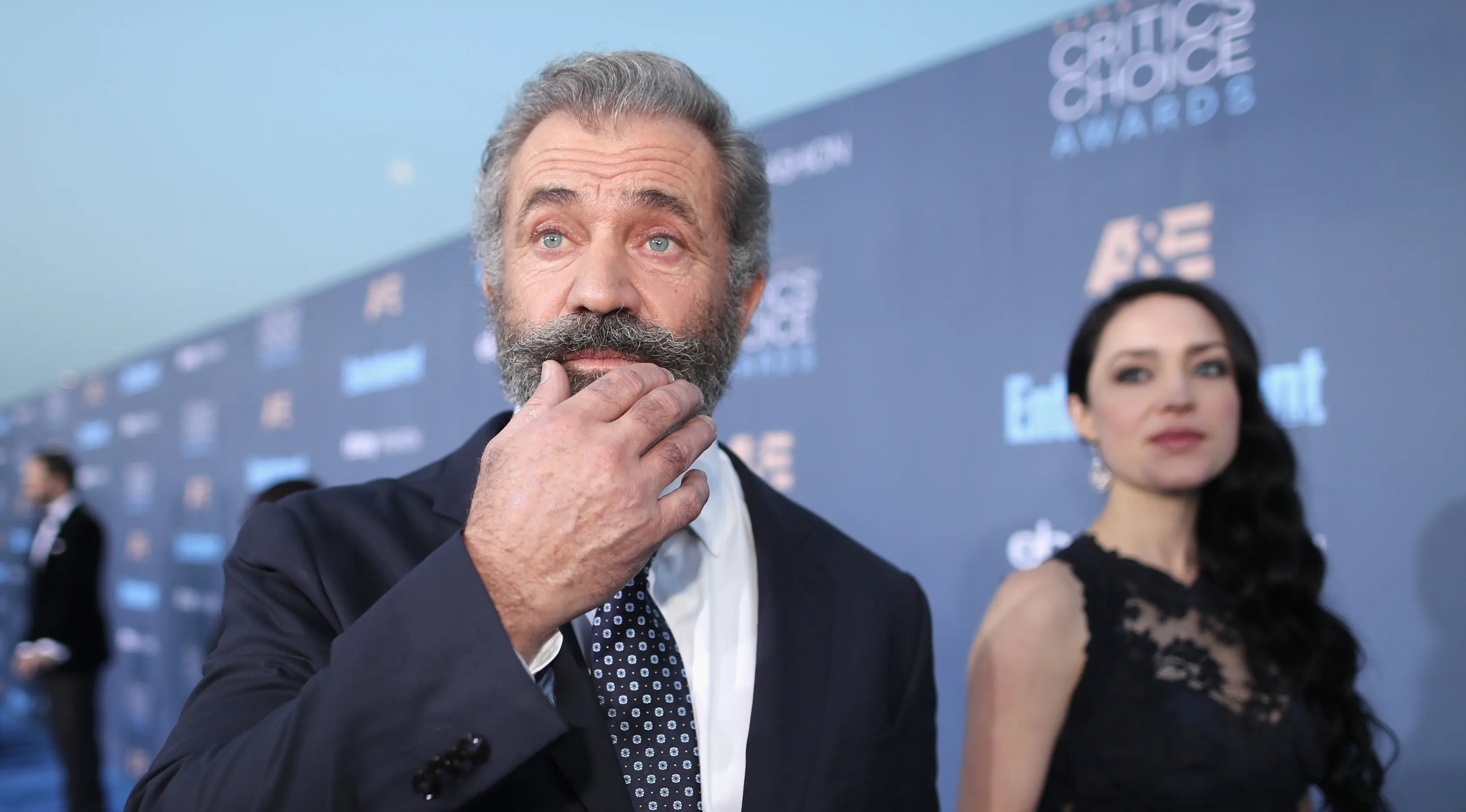 Aktor kawakan Mel Gibson ditemani pacar mudanya, Rosalind Ross menghadiri Critic's Choice Awards 2016 di California, Minggu (11/12).