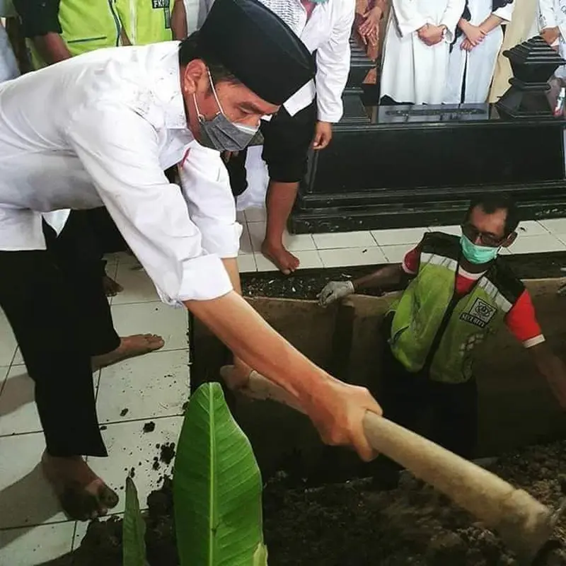 Momen Jokowi Makamkan Ibunda di Solo