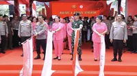 Kapolri Jenderal Listyo Sigit Prabowo memimpin pelepasan 315.718 paket sembako. Kegiatan sosial ini dilakukan dalam rangka menyambut peringatan Hari Bhayangkara ke-78. (Liputan6.com/Nanda Perdana Putra)