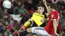 Duel pemain Burton Albion, Matthew Lund (kiri) dan pemain Manchester United, Daley Blind pada laga Piala Liga Inggris di Old Trafford, Manchester (20/9/2017). MU menang 4-1. (Martin Rickett/PA via AP)