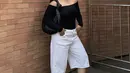 Kenakan jort dan atasan off shoulder, gaya ini juga berhasil tampilkan kesan penuh gaya yang bisa ditiru. [Foto: Instagram/ Gaby Saputra]