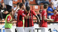 Pemain AC Milan Pietro Pellegri (tengah) memberi selamat Daniel Maldini (kiri) yang membobol gawang Spezia  di Stadion Alberto-Picco, Sabtu (25/9/2021). (Alberto Pizzoli/ AFP)