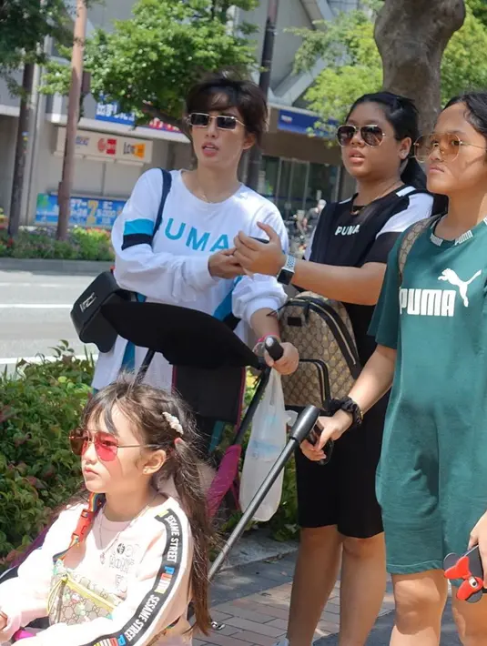 Ussy Sulistiawaty dan anak-anaknya