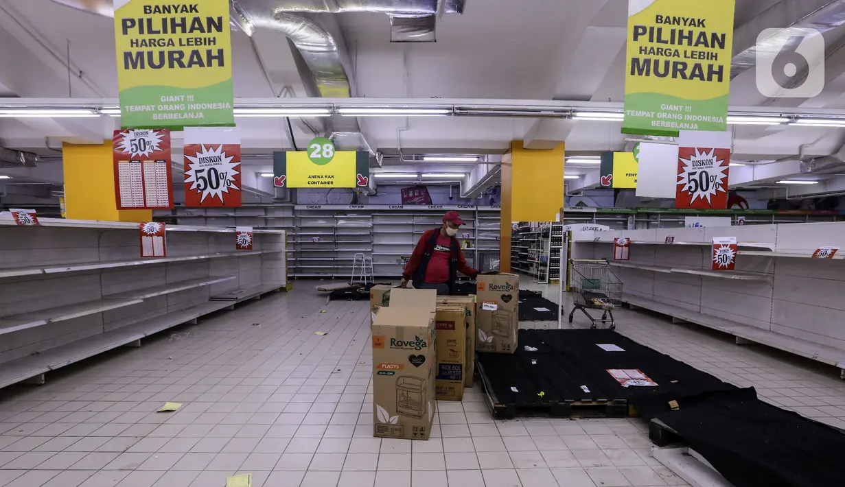 Konsumen memilih barang kebutuhan di salah satu gerai supermarket Giant di Jakarta, Kamis (4/3/2021). Poster-poster discount closing store dan rak-rak kosong menjadi pemandangan setiap konsumen yang datang. (Liputan6.com/Johan Tallo)