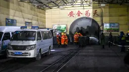 Tim penyelamat dan staf berada di luar lokasi ledakan tambang batu bara di Pingyao, di provinsi Shanxi utara China (19/11/2019). Kantor berita resmi China, Xinhua melaporkan ledakan tambang batu bara menewaskan 15 orang. (AFP Photo)