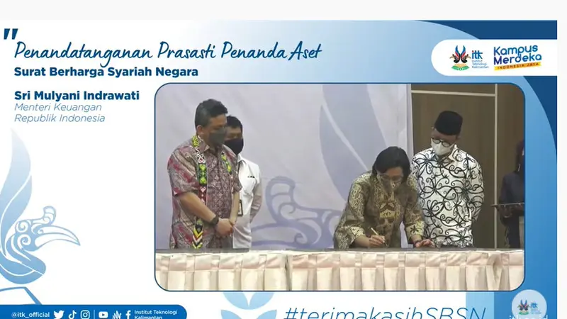 Menteri Keuangan (Menkeu) Sri Mulyani Indrawati menandatangani Prasasti Penanda Aset Surat Berharga Syariah Negara (SBSN) di Institut Teknologi Kalimantan (ITK), Rabu (5/1/2022).