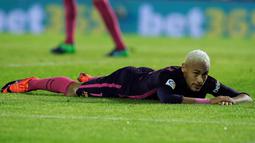 Bintang Barcelona, Neymar, tampak kecewa usai takluk dari Celta Vigo. Kekalahan ini membuat Barcelona turun ke peringkat empat klasemen La Liga. (Reuters/Miguel Vidal)