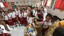 Siswa SD menunggu giliran untuk disuntik difteri di sebuah sekolah dasar di Tangerang,  Senin (11/12). Indonesia memulai sebuah kampanye untuk mengimunisasi 8 juta anak-anak dan remaja dari difteri. (AP Photo / Tatan Syuflana)