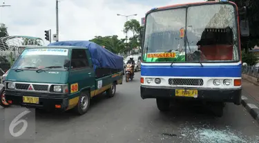 Metromini 17 jurusan Pasar Senen - Manggarai dirusak oleh sekelompok orang di Manggarai, Jakarta, Selasa (19/4). Belum diketahui maksud dari pengerusakan tersebut. (Liputan6.com/Gempur M Surya)