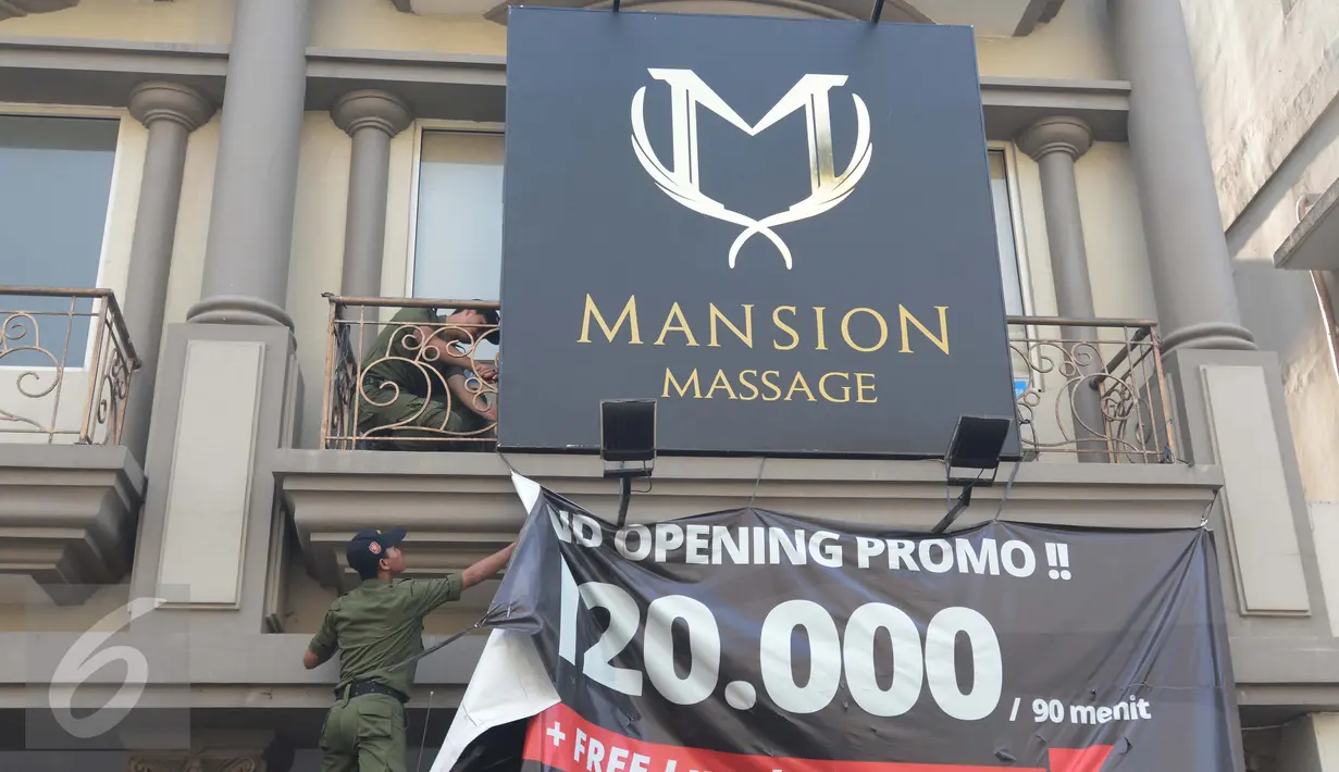 Petugas Satpol PP mencopot papan iklan milik sebuah tempat Spa and Massage di Ruko De Mansion, Alam Sutera, Tangerang, Selasa (23/2). (Liputan6.com/Faisal R Syam)