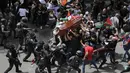 <p>Polisi Israel berhadapan dengan pelayat saat mereka membawa peti mati jurnalis veteran Al Jazeera yang terbunuh Shireen Abu Akleh selama pemakamannya di Yerusalem timur, 13 Mei 2022. Shireen Abu Akleh , seorang reporter Palestina-Amerika yang meliput konflik Timur Tengah selama lebih dari 25 tahun, terkena tembakan di kepala pada hari 11 Mei 2022 lalu dalam serangan militer Israel di kota Jenin di Tepi Barat. (AP Photo/Maya Levin)</p>