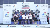 Podium salah satu kelas pada seri kedua Kejuaraan Nasional Balap Motor Sportbike bertajuk Pertamina Mandalika Racing Series (MRS) 2025 di Pertamina Mandalika International Circuit, Lombok, 20-22 Juni 2025. (Mandalika Racing Series)
