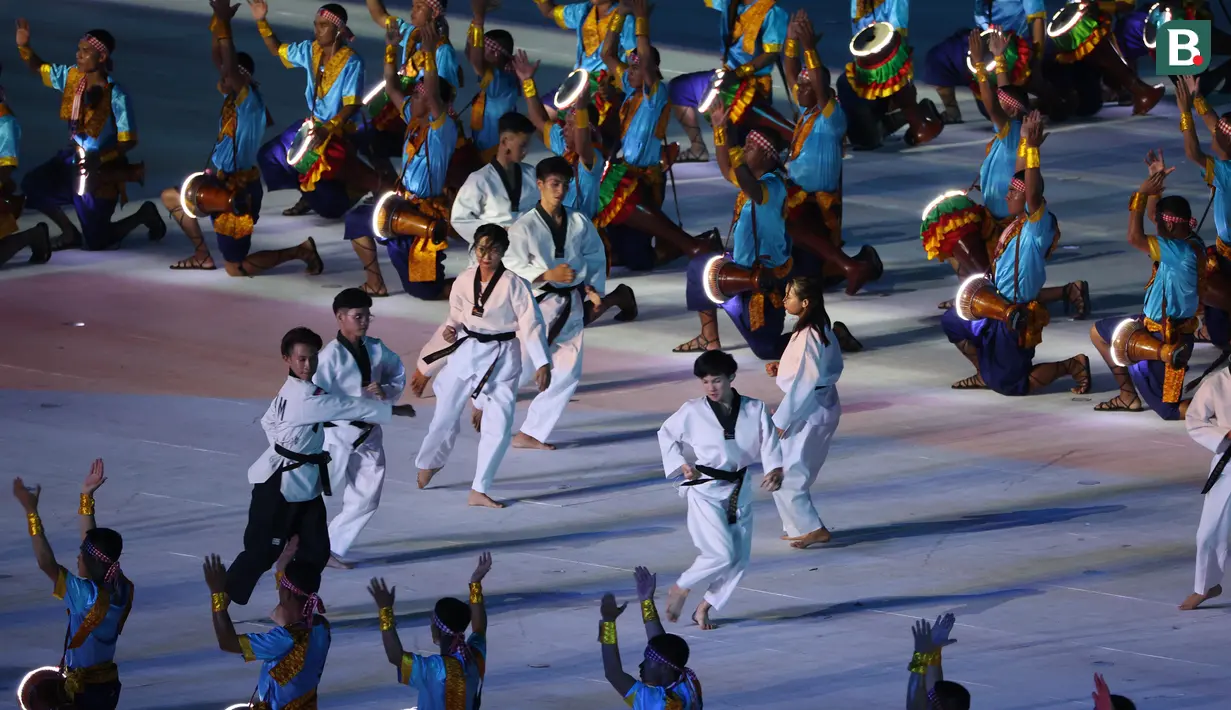 Atraksi bela diri mengisi rangkaian acara pembukaan (Opening Ceremony) SEA Games 2023 Kamboja di Morodok Techo Stadium, Phnom Penh, Kamboja, Jumat (5/5/2023) malam WIB. (Bola.com/Abdul Aziz)