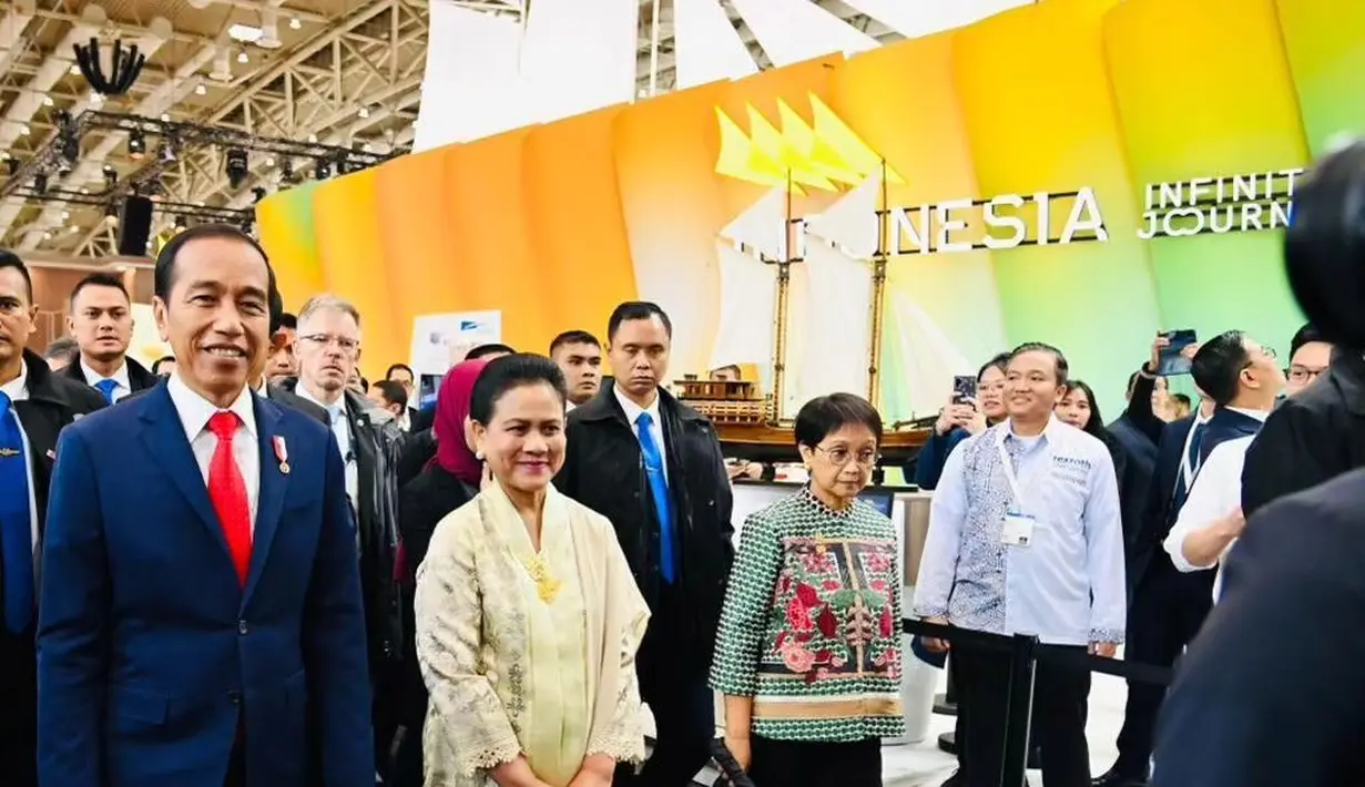 Terlihat Ibu Iriana tampil cantik mendampingi Pak Jokowi di sebuah acara. Ibu Iriana kali ini memilih kebaya bernuansa kekuningan muda yang lembut, dipadu kain wastra bernuansa senada yang serasi. [Foto: Instagram/jokowi]